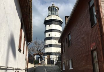 Dr.House dan Merkez Üsküdar Caddesi Çıkışlı İki Kat İzinli Arsa.