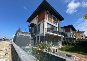 DR.HOUSE’ DAN SİTE İÇİ MÜSTAKİL 4+2 HAZULU VİLLA